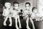 Enfants grecs souffrant de la faim. Deuxième guerre mondiale;